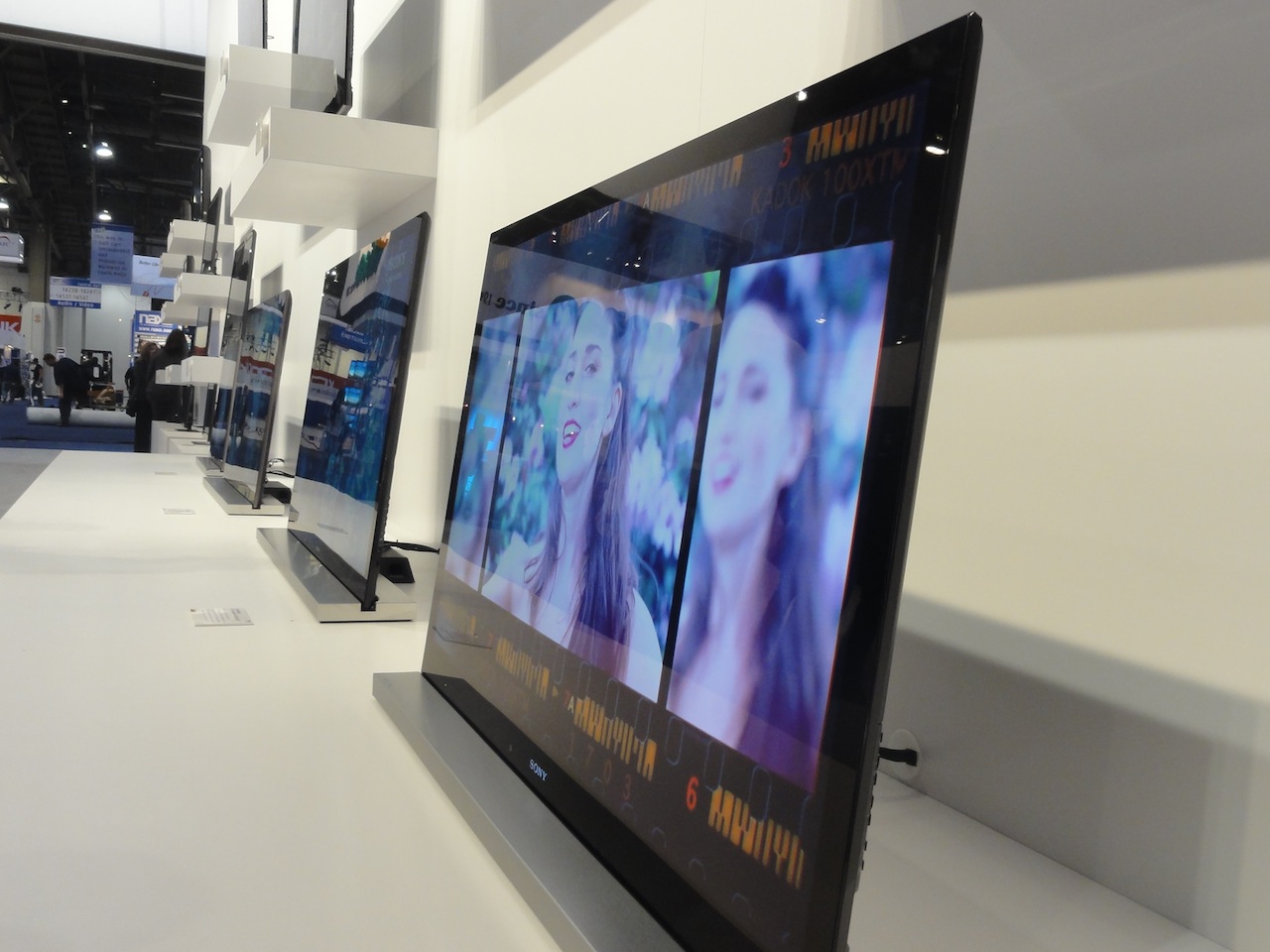 ces_2011_bravia_wall_n_6.jpg